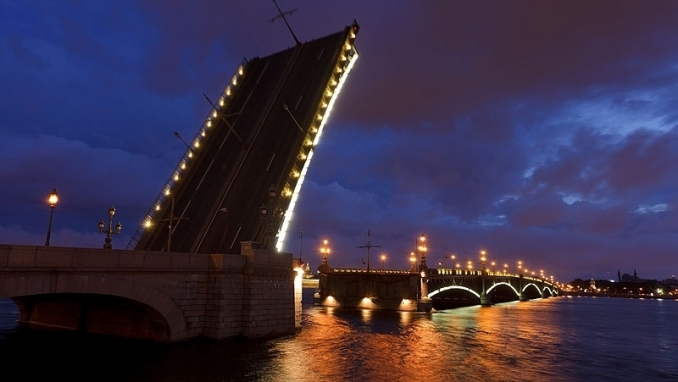 Escursione apertura dei ponti a San Pietroburgo - In Russia con Max