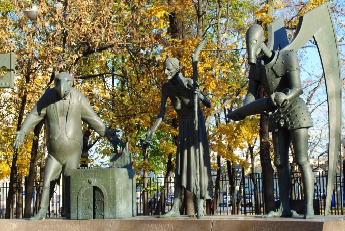 Tredici sculture nel centro di Mosca rappresentano i vizi del mondo moderno - In Russia con Max